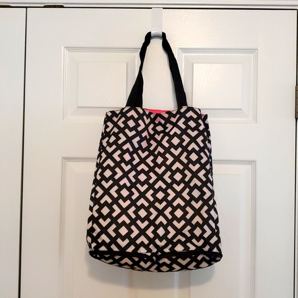 Handbags - 🌻 Black and White Geometric Travel Tote Bag